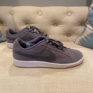 Nike gray suade tennis shoes